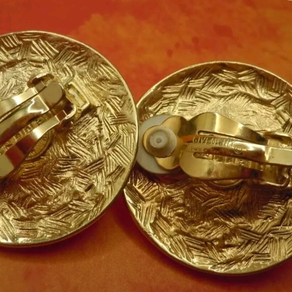 Vintage Givenchy clip on earrings with large faux pearls. - Picture 3 of 5